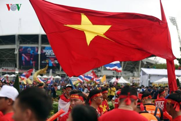 Là Quốc kỳ Việt Nam tung bay tại sân Thammasat của Thái Lan.