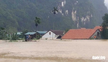 Toàn bộ nhà dân tại xã Tân Hóa đã ngập trong nước lũ sáng 5/9 - Ảnh: CHÍ TUÂN
