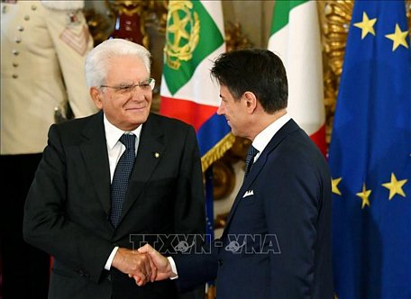 Tổng thống Italy Sergio Mattarella (trái) và Thủ tướng Giuseppe Conte tại lễ tuyên thệ nhậm chức của Chính phủ ở Rome, Italy, ngày 5/9/2019. Ảnh: AFP/TTXVN
