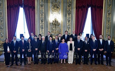 Tổng thống Italy Sergio Mattarella, Thủ tướng Giuseppe Conte và 21 bộ trưởng trong nội các mới chụp ảnh chung tại Rome, Italy, ngày 5/9/2019. Ảnh: AFP/TTXVN