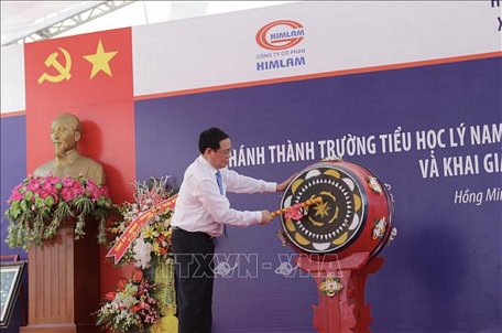 Phó Thủ tướng Vương Đình Huệ đánh trống khai giảng năm học mới. Ảnh: Trần Việt / TTXVN