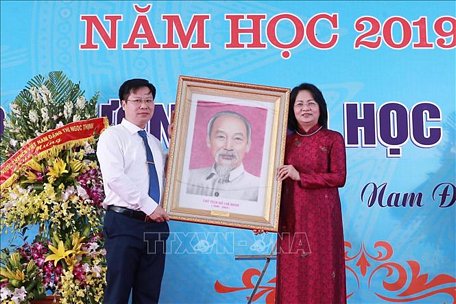 Phó Chủ tịch nước Đặng Thị Ngọc Thịnh trao bức chân dung Chủ tịch Hồ Chí Minh tặng trường Trung học phổ thông chuyên Lê Hồng Phong. Ảnh: Lâm Khánh/TTXVN