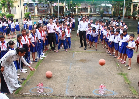 Các em học sinh Trường Tiểu học Thạch Thia háo hức chơi những trò chơi dân gian sau lễ khai giảng.