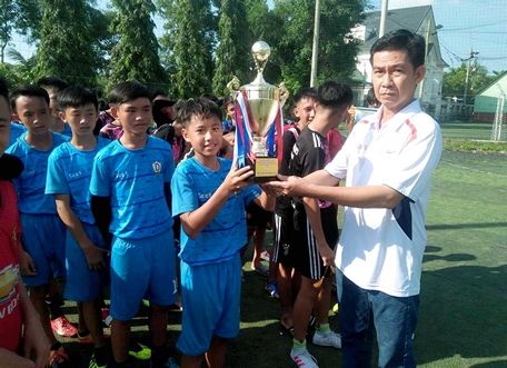 BTC trao Cúp vô địch Giải Bóng đá U.15 cho đội Shop Lê Vy Sport.