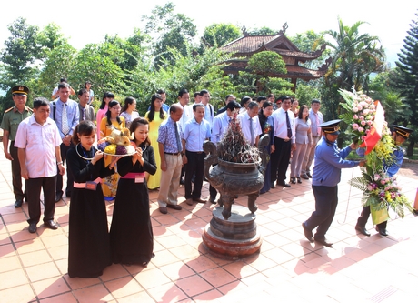 Đoàn đã đến thắp hương tại Nhà tưởng niệm Chủ tịch Hồ Chí Minh (xã Phú Đình, huyện Định Hóa).