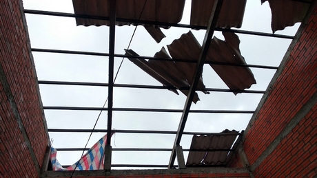 Mưa giông ngày 4/9 làm cho nhiều nhà dân ở xã An Bình (Long Hồ) bị hư hại.