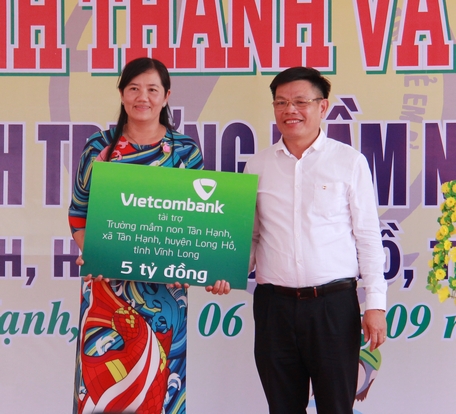 Đại diện đơn vị Vietcombank tặng biểu trưng số tiền hỗ trợ 5 tỷ đồng xây dựng Trường Mầm non Tân Hạnh.