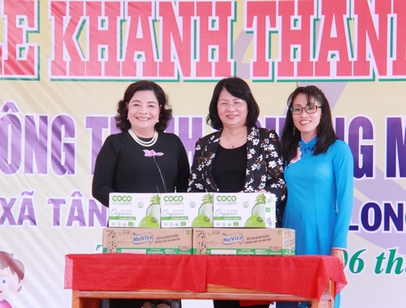 Phó Chủ tịch nước Đặng Thị Ngọc Thịnh tặng quà cho đại diện Trường Mầm non Tân Hạnh.