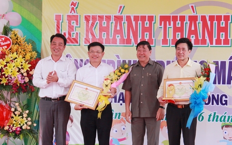 Bí thư Tỉnh ủy Trần Văn Rón, Phó Chủ tịch phụ trách UBND tỉnh Lữ Quang Ngời tặng bằng khen cho các đơn vị, cá nhân có nhiều đóng góp trong công tác xây dựng trường.