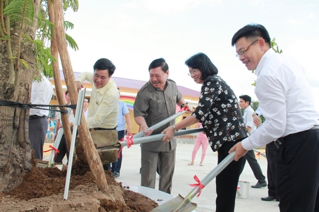 Phó Chủ tịch nước Đặng Thị Ngọc Thịnh, Bí thư Tỉnh ủy Trần Văn Rón và nhà tài trợ trồng cây lưu niệm trong khuôn viên ngôi trường mới.
