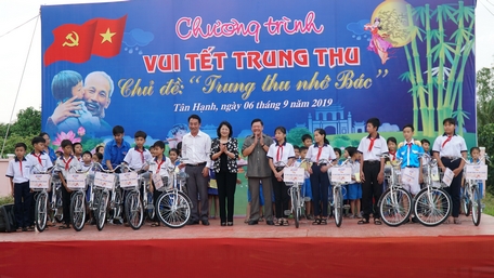 Phó Chủ tịch nước Đặng Thị Ngọc Thịnh cùng lãnh đạo tỉnh Vĩnh Long trao học bổng, xe đạp cho thiếu nhi xã Tân Hạnh.
