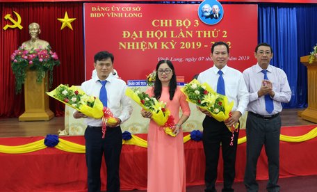 Ông Hồ Văn Hiếu- Bí thư Đảng ủy cơ sở, Giám đốc Ngân hàng TMCP Đầu tư và Phát triển chi nhánh Vĩnh Long tặng hoa, chúc mừng BCH nhiệm kỳ mới.
