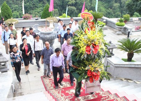 Đoàn vào thắp hương viếng Chủ tịch Hồ Chí Minh tại khu di tích lịch sử Pác Bó.