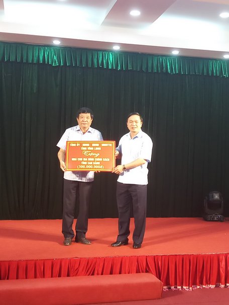 Tỉnh Vĩnh Long gửi tặng 300 triệu đồng góp phần chăm lo cho các gia đình chính sách ở Cao Bằng.