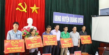  Đoàn đã đến trao 5 căn nhà đại đoàn kết cho các hộ gia đình khó khăn ở huyện Quảng Uyên.