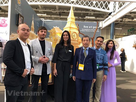 Đại sứ Việt Nam tại Anh Trần Ngọc Anh (thứ ba từ phải qua) cùng ban tổ chức hội chợ đến thăm gian hàng của doanh nghiệp Việt Nam. (Ảnh: Diễm Quỳnh/TTXVN)
