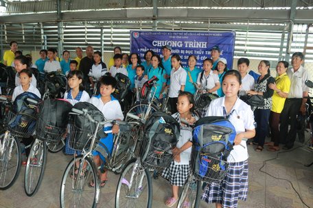 Trao 20 chiếc xe đạp và balo cho học sinh nghèo hiếu học, mồ côi, có hoàn cảnh khó khăn trên địa bàn huyện Long Hồ.