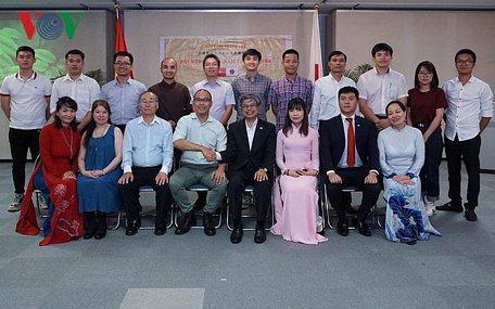  Tổng Lãnh sự Việt Nam tại Fukuoka ông Vũ Bình (hàng đầu thứ 4 từ bìa phải) chúc mừng Ban chấp hành Hội người Việt tại Fukuoka.