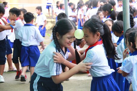 Học sinh Trường Tiểu học Thạch Thia (Loan Mỹ- Tam Bình) vui chơi.