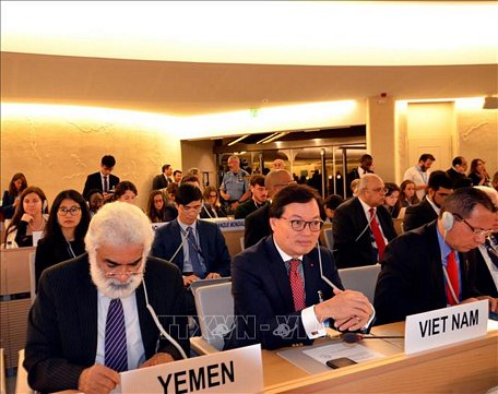  Đại sứ Dương Chí Dũng dẫn đầu đoàn Việt Nam tham dự Khóa họp thứ 42 Hội đồng Nhân quyền Liên hợp quốc tại Geneva. Ảnh: Tố Uyên/P/v TTXVN tại Thụy Sỹ