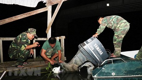 Chiến sỹ Đồn Biên phòng Vĩnh Nguơn, An Giang chuẩn bị tuần tra trong đêm. (Ảnh: Xuân Khu-TTXVN)