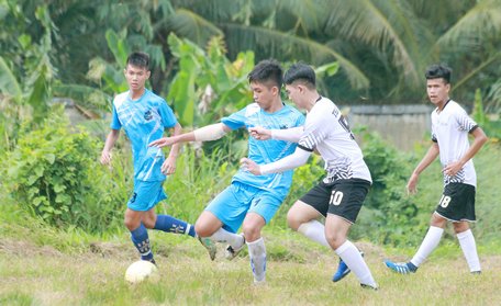  Pha tranh bóng tại Giải bóng đá U19 Vũng Liêm mở rộng 2019.