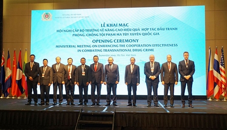 Phó Thủ tướng Trương Hòa Bình, Bộ trưởng Công an Tô Lâm chụp ảnh lưu niệm cùng các đại biểu dự Hội nghị. (Ảnh: Trọng Phú)