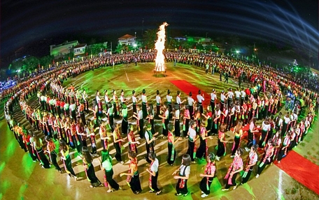 Màn xòe Thái tại Lễ hội Văn hóa, Du lịch Mường Lò 2018.