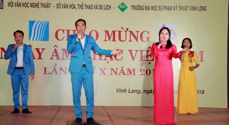 Các văn nghệ sĩ và đoàn viên thanh niên Vĩnh Long biểu diễn ca ngợi Đảng, Bác Hồ, tình yêu quê hương đất nước.