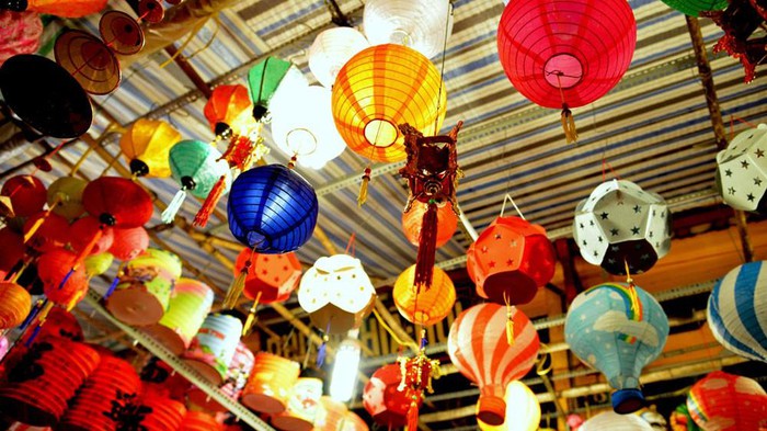 Các loại lồng đèn rực rỡ sắc màu do Việt Nam, Hàn Quốc, Trung Quốc sản xuất được bày bán tại tuyến phố Lương Nhữ Học.