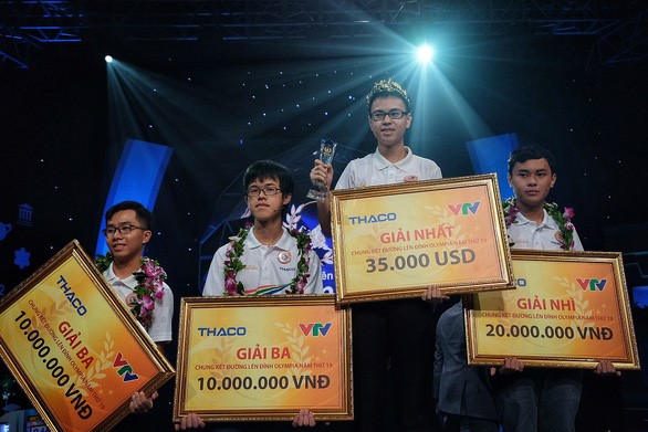Với vòng nguyệt quế vinh quang, Trần Thế Trung giành giải thưởng trị giá 35.000 USD và suất học bổng du học - Ảnh: NAM TRẦN