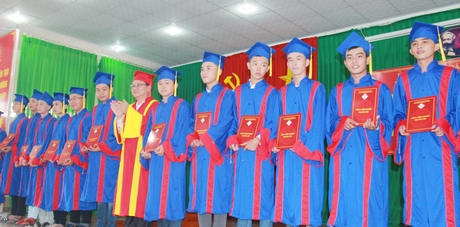 Niềm vui học sinh trung cấp nghề, Trường CĐ Nghề Vĩnh Long trong ngày tốt nghiệp.