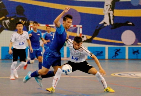 Pha tranh bóng trong trận đấu Kei Coffee Đồng Tháp (áo xanh) thắng Trẻ Thái Sơn Nam với tỷ số 4-3.