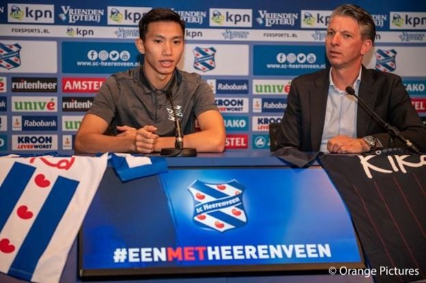 Đoàn Văn Hậu trong buổi ký gia nhập SC Heerenveen. (Nguồn: feanonline.nl)