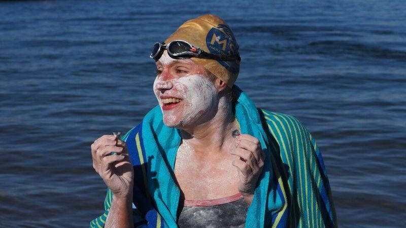 Sarah Thomas đã trở thành người đầu tiên trên thế giới bơi một mạch 4 lần qua Eo biển Manche nối giữa Anh và Pháp. Ảnh: trendsmap.com