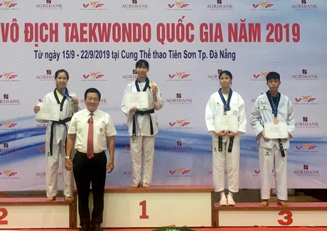 Trương Thị Kim Tuyền (Vĩnh Long) nhận HCV hạng cân 53kg.