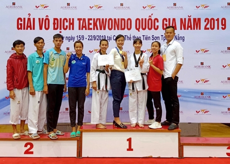 Thầy, trò đội Taekwondo Vĩnh Long cùng niềm vui Trương Thị Kim Tuyền nhận HCV. 