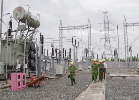 Lực lượng công an kiểm tra công tác PCCC tại Trạm Truyền tải điện năng khu vực Cổ Chiên.