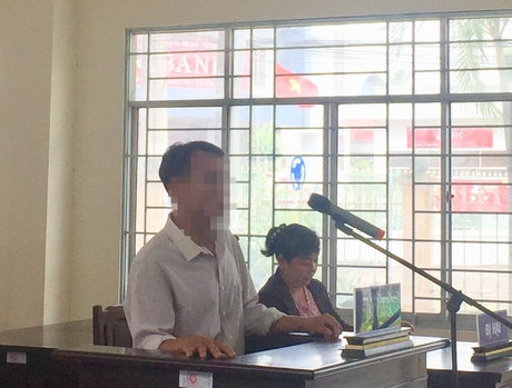 Bị cáo Trần Văn Trạng nghe tòa tuyên án.