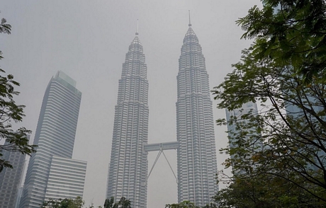 Tòa tháp đôi Petronas tại thủ đô Kuala Lumpur của Malaysia, bị bao phủ trong 
