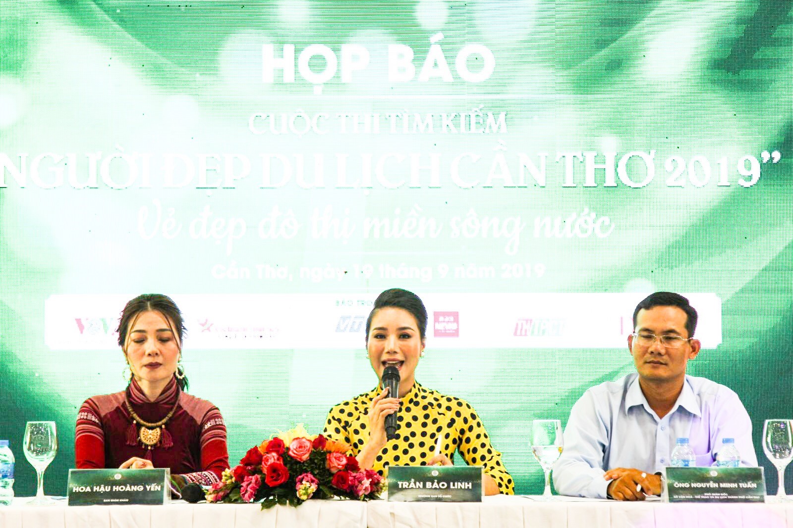 Bà Trần Bảo Linh (giữa) - Trưởng Ban tổ chức - thông tin về Cuộc thi “Người đẹp Du lịch Cần Thơ 2019”. Ảnh: Nguyễn Minh