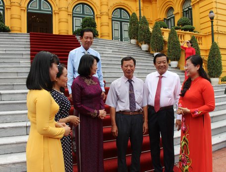 Đoàn báo cáo với Ủy viên Trung ương Đảng, Phó Chủ tịch nước- Đặng Thị Ngọc Thịnh kết quả 3 năm thực hiện Chỉ thị 05.