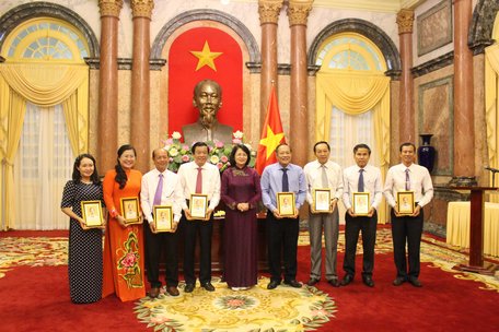 Phó Chủ tịch nước Đặng Thị Ngọc Thịnh tặng ảnh Bác cho các tấm gương tiêu biểu học tập và làm theo Bác, các thành viên trong đoàn báo công.