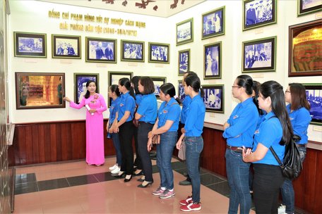  Đoàn viên được nghe giới thiệu về thân thế, sự nghiệp của đồng chí Phạm Hùng qua những hiện vật được trưng bày tại Khu tưởng niệm.