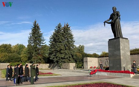 Ông Võ Văn Thưởng đặt vòng hoa tại Nghĩa trang Tưởng niệm các nạn nhân trong Chiến tranh Thế giới thứ II Pikarepsky.