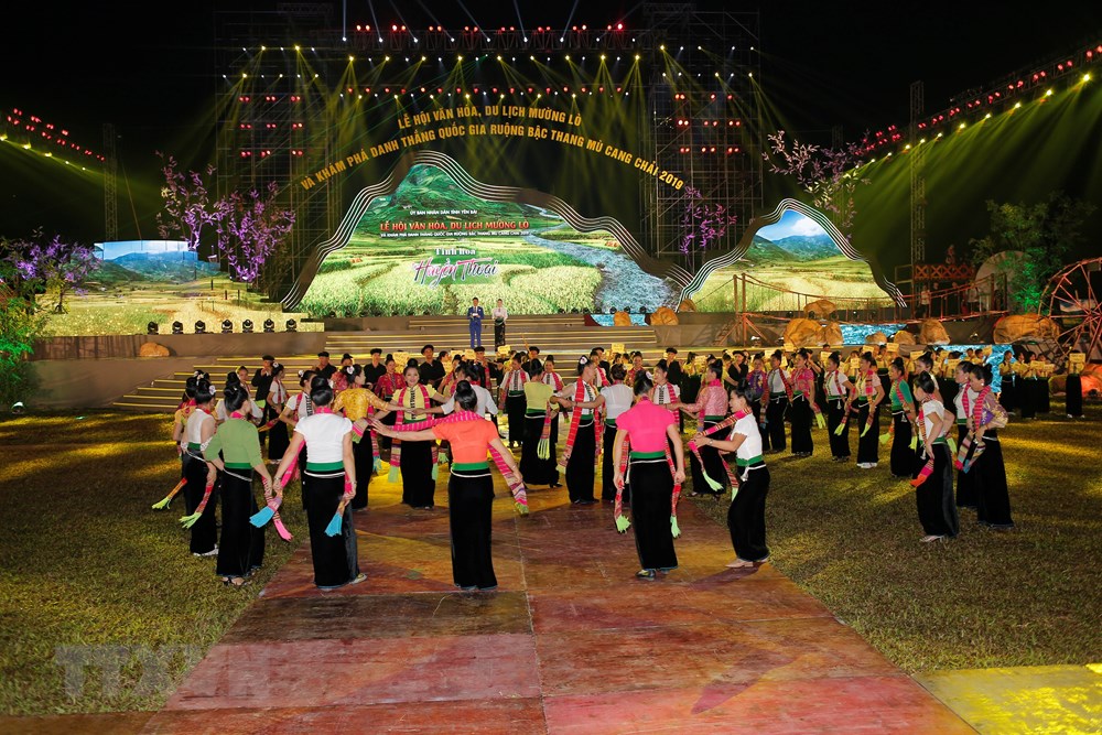   Màn trình diễn nghệ thuật Xòe Thái với sự tham gia của 5.000 nghệ nhân và diễn viên quần chúng. (Ảnh: Tuấn Anh/TTXVN)