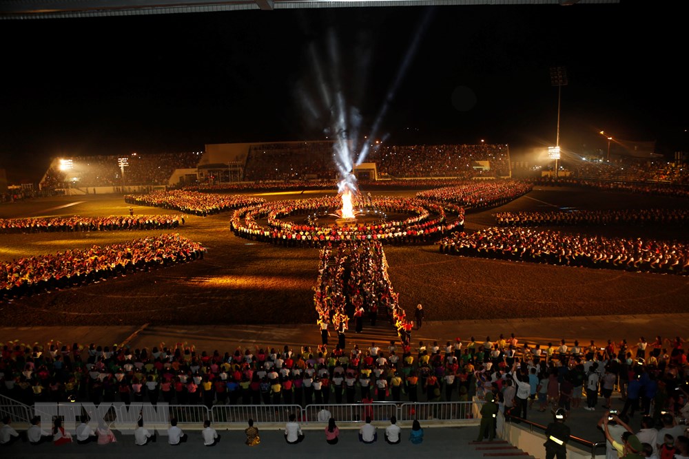   Màn trình diễn nghệ thuật Xòe Thái với sự tham gia của 5.000 nghệ nhân và diễn viên quần chúng. (Ảnh: Tuấn Anh/TTXVN)