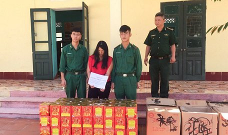 Đối tượng Nguyễn Thị Hà cùng tang vật.