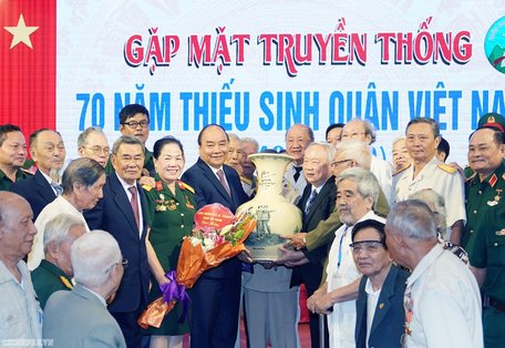 Thủ tướng tặng quà cho Ban liên lạc Thiếu sinh quân Việt Nam. - Ảnh: VGP/Quang Hiếu