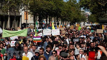 Trong ảnh: Người dân tham gia cuộc tuần hành chống biến đổi khí hậu tại Paris, Pháp, ngày 21/9/2019. (Nguồn: AFP/TTXVN)